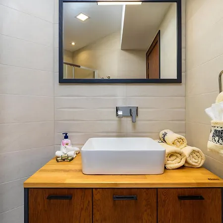 New Luxury & Bright 2 Bedroom *